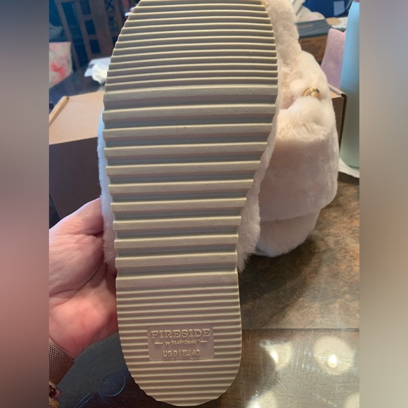 New with box, women’s Dearfoams slippers. 100% Genuine Australian Shearling - Picture 2 of 4